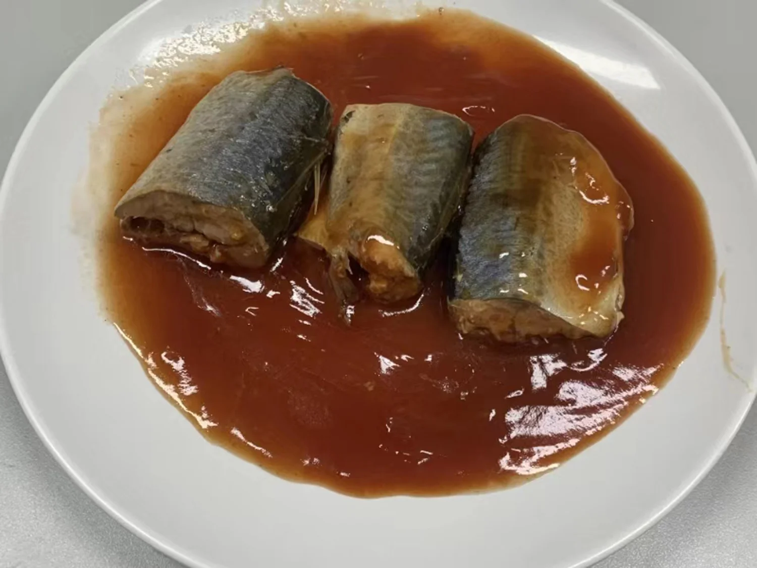 Caballa en conserva en salsa de tomate